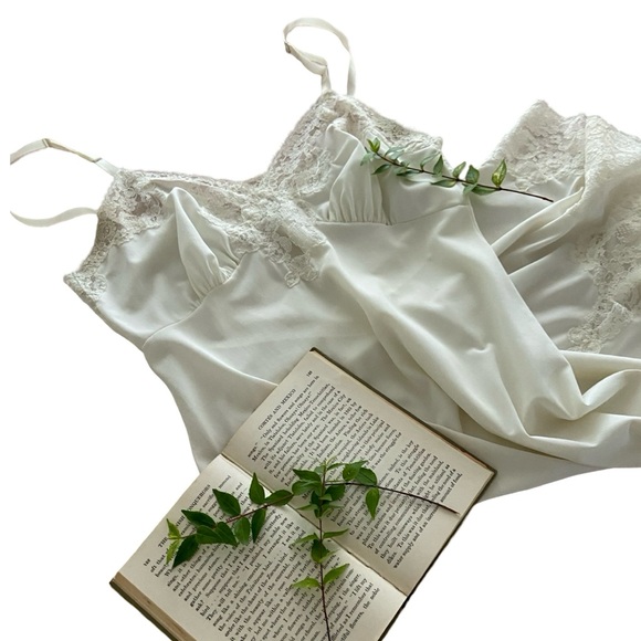 Vintage | Pin Up Style Lace Trimmed Slip - Picture 5 of 14